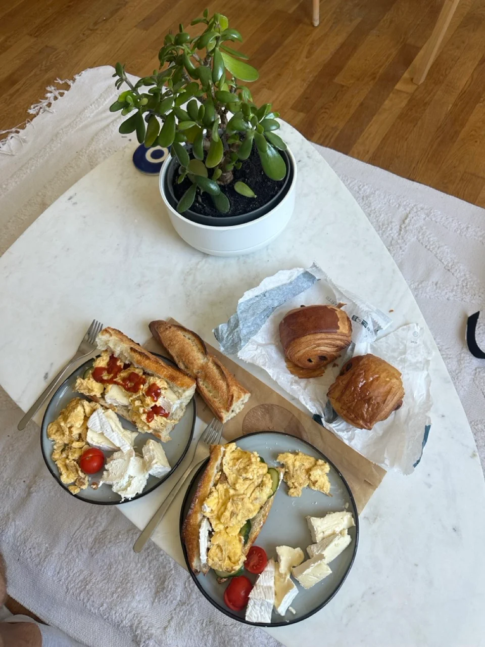 Fruehstueck mit Croissants, Pain au chocolat und Ruehrei in Strassburg