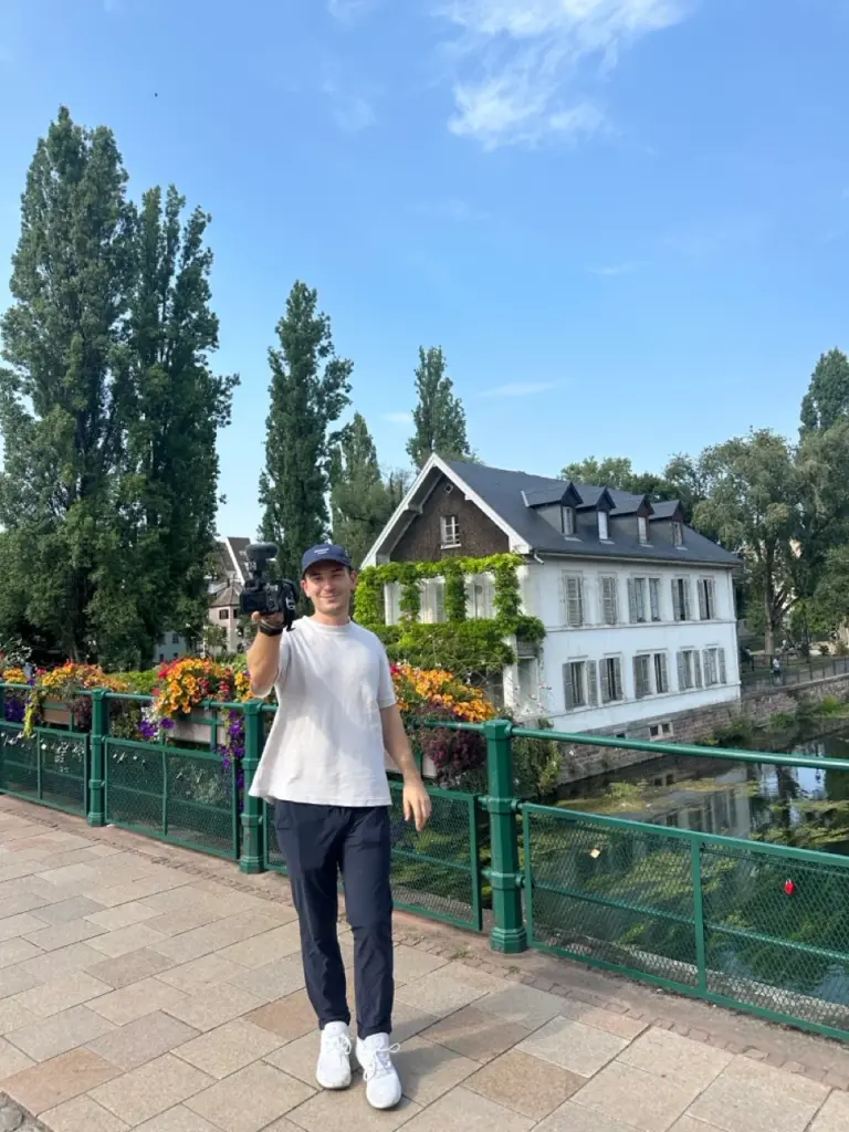 Jonathan mit Kamera auf einer Brücke in Straßburg