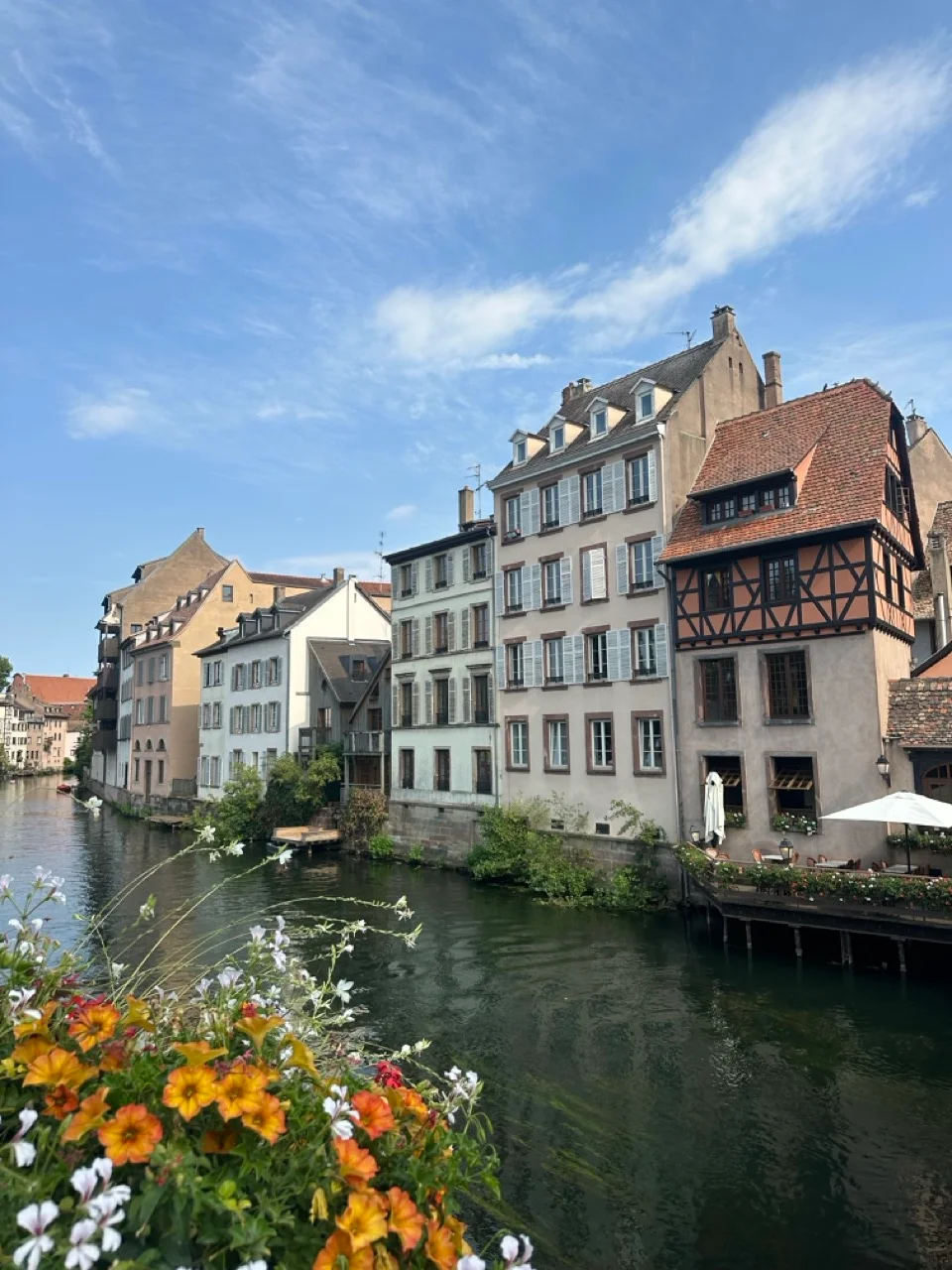 Kanal in Strassburg mit Fachwerkfassaden und Blumenkaesten