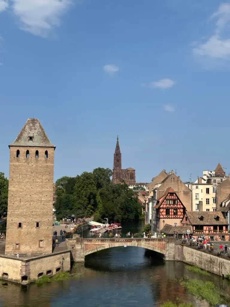 Blick vom Barrage Vauban auf die Ponts Couverts und die Altstadt