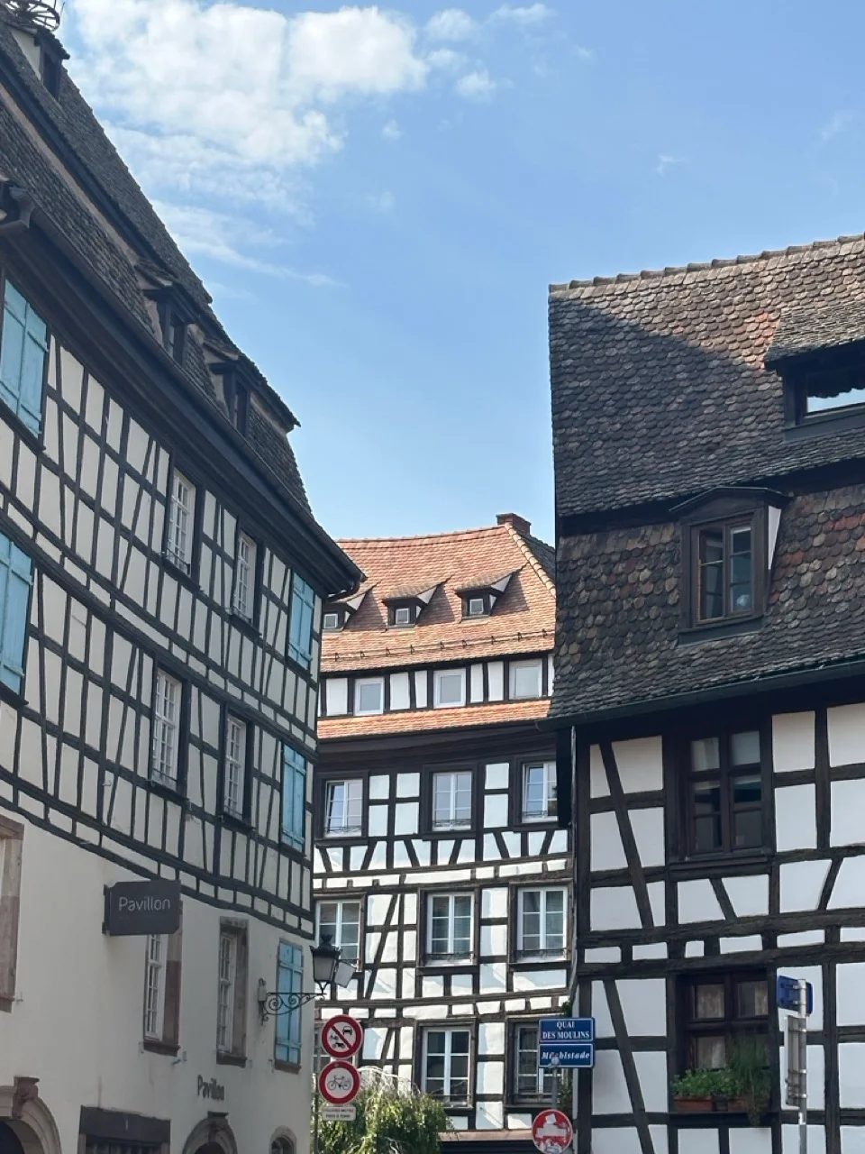 Dunkles Fachwerk in La Petite France in Strassburg