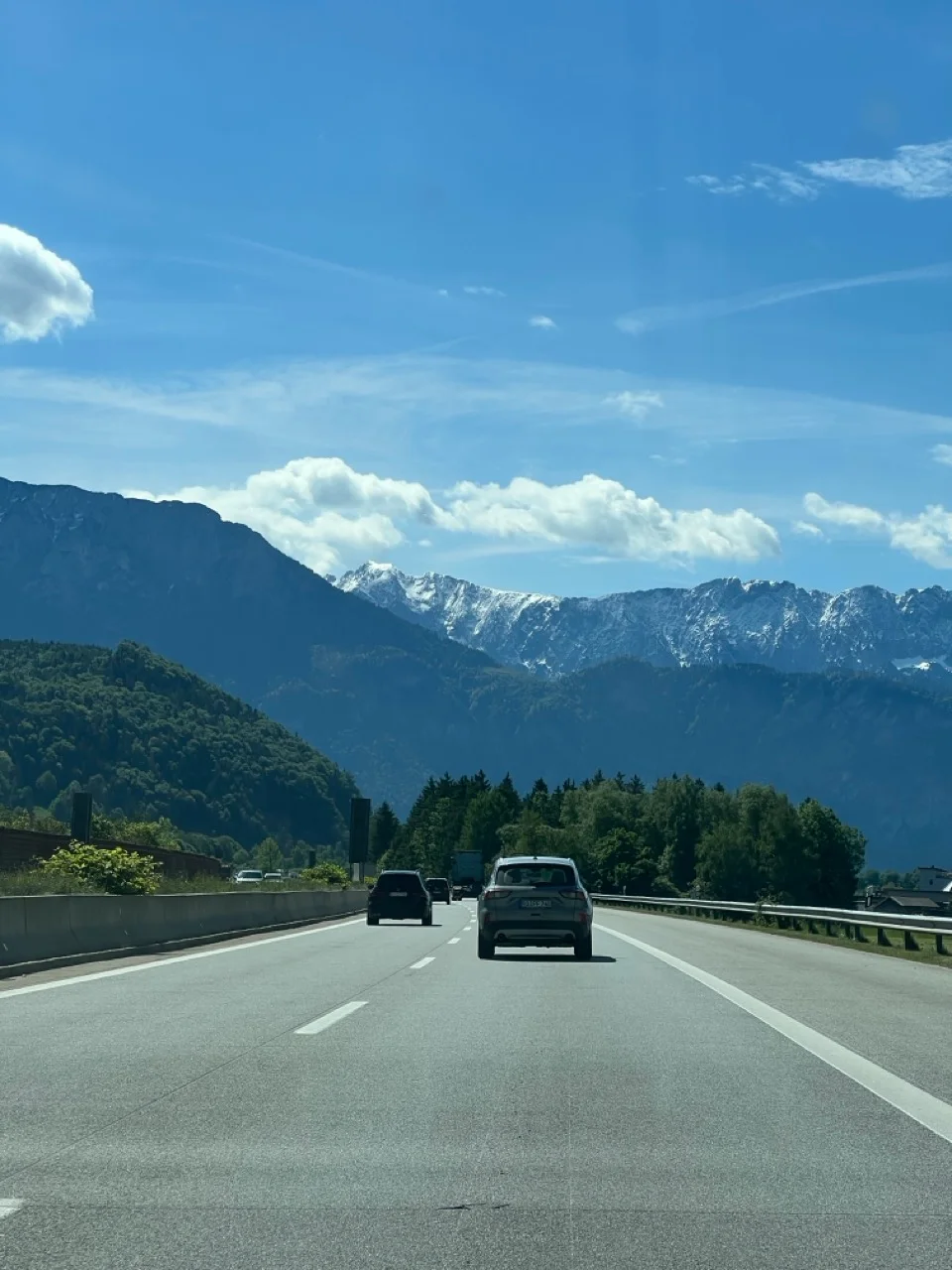 Autobahnfahrt Richtung Südtirol mit Bergpanorama