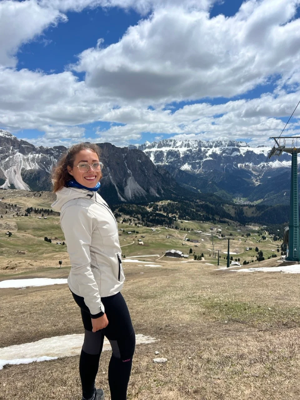 Clara auf der Seiser Alm mit Restschnee im Frühjahr