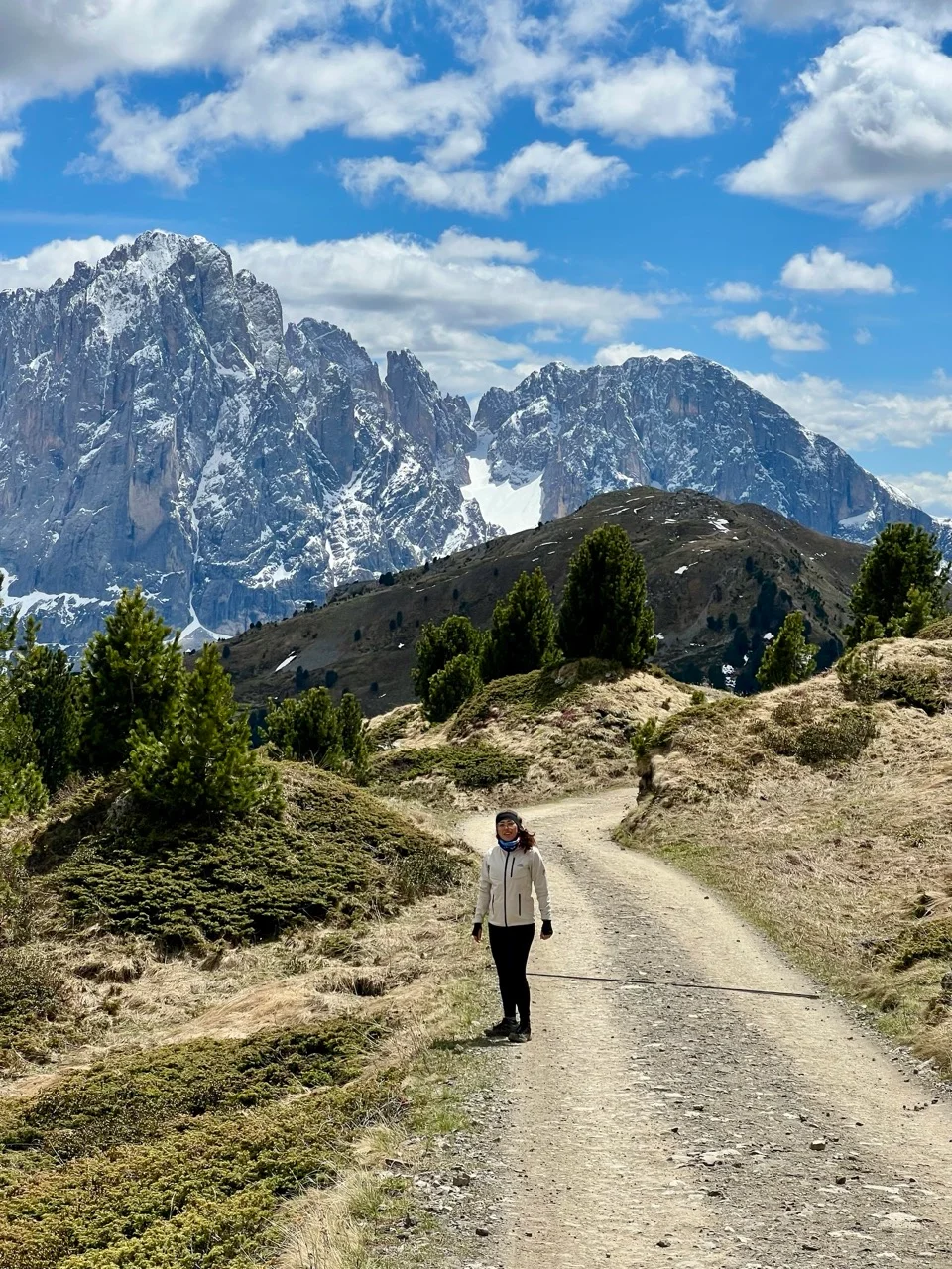 Wanderweg über die Hochebene mit Bergmassiv