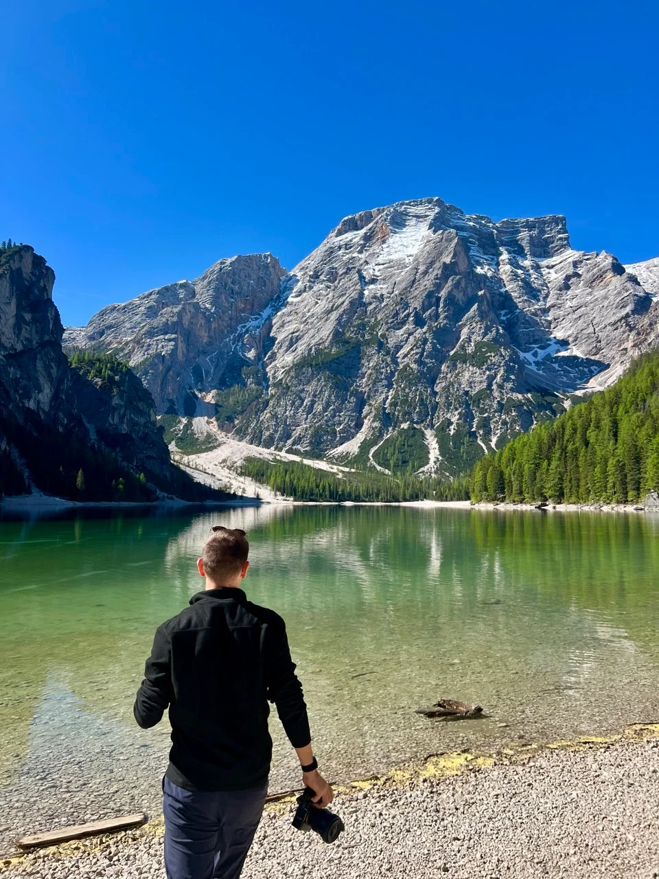 Blick über den Pragser Wildsee auf die Bergwand