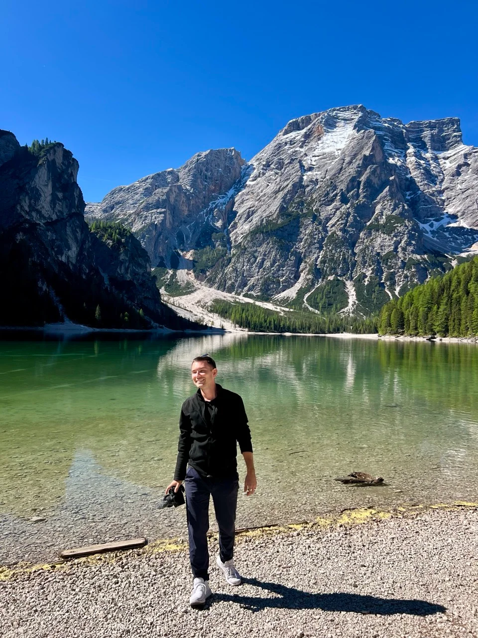 Jonathan am Ufer des Pragser Wildsees