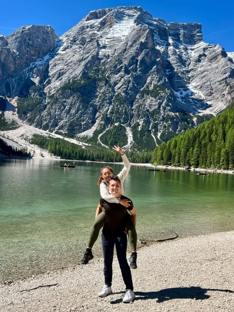 Clara und Jonathan am Ufer des Pragser Wildsees