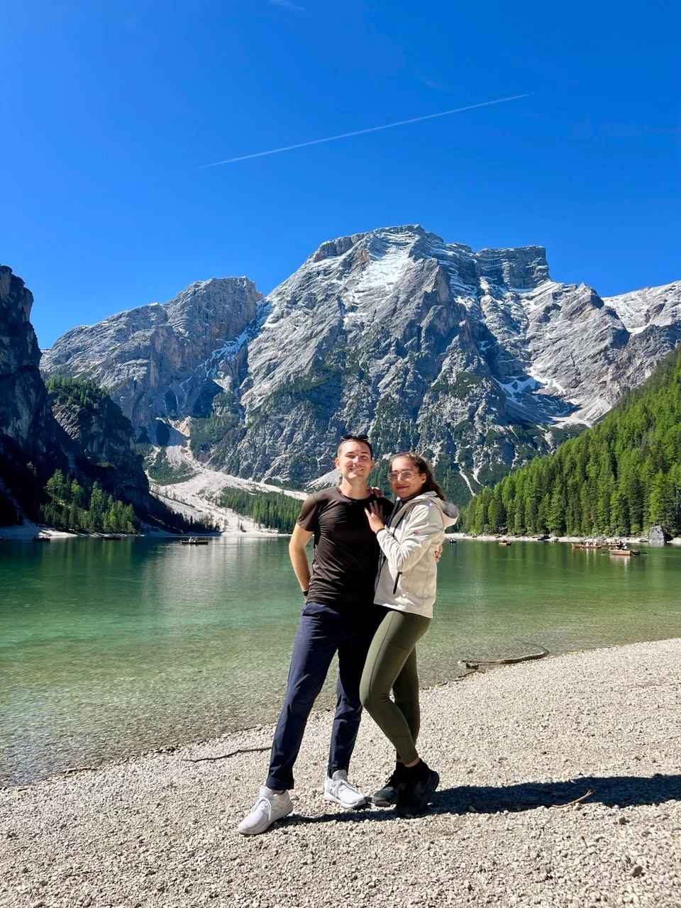 Clara und Jonathan am Kiesufer des Pragser Wildsees