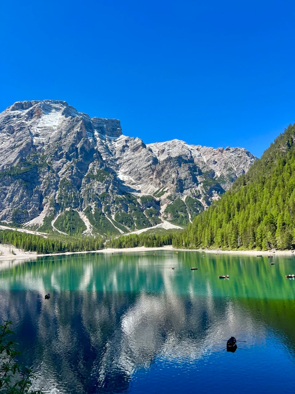 Die Spiegelung der Berge im Pragser Wildsee