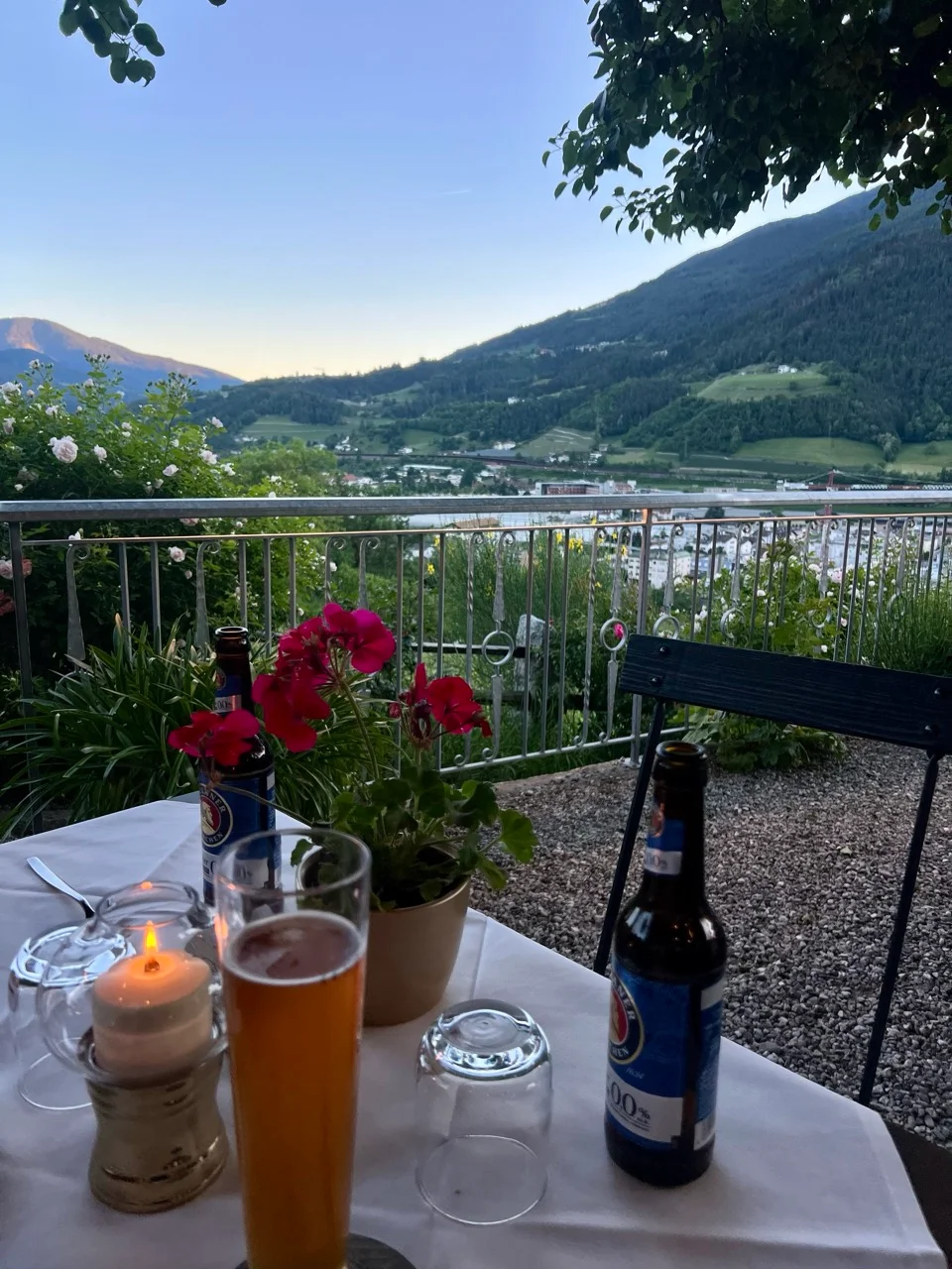 Abendessen auf dem Balkon unserer Unterkunft in Brixen mit Blick auf die Berge