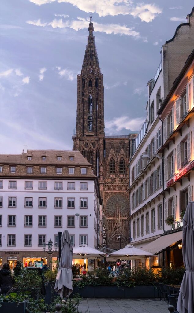 Das Straßburger Münster über den Dächern der Altstadt in der Abenddämmerung