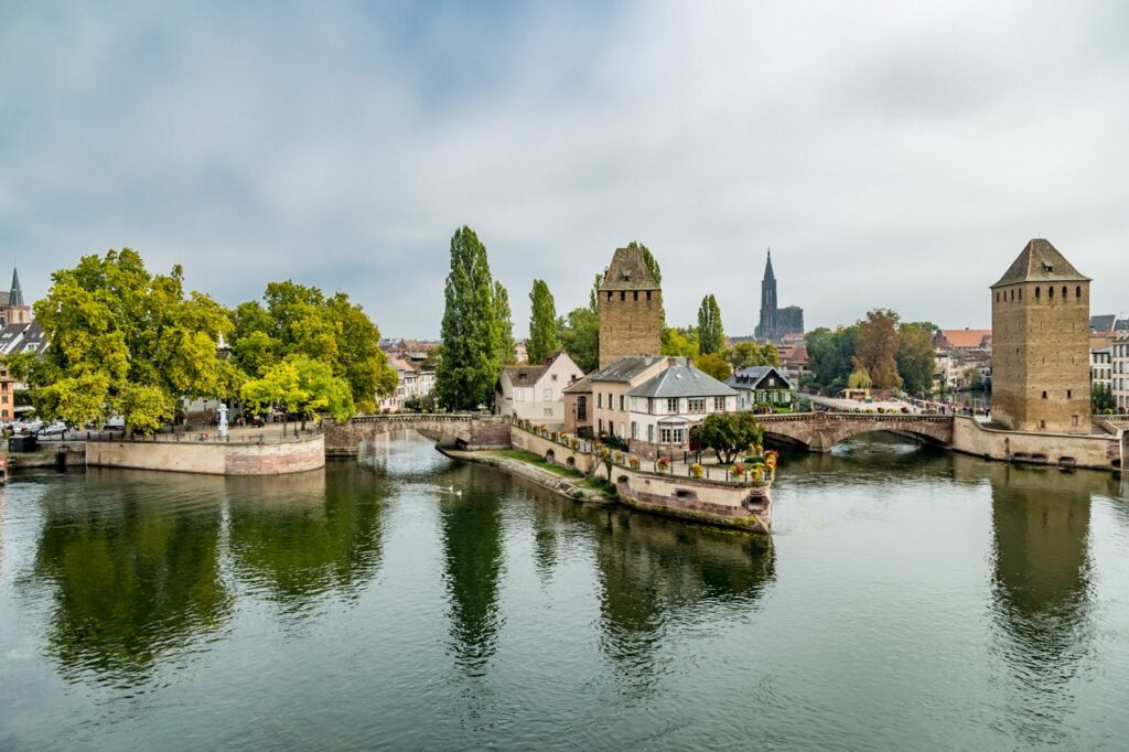 Straßburg Kurztrip: Altstadt am Wasser mit Spiegelung im Fluss