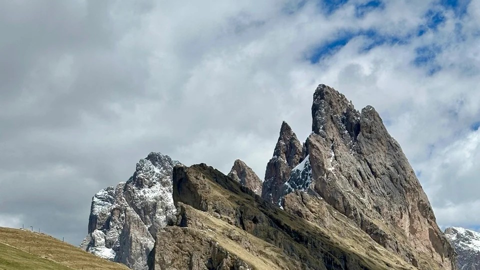 Der Grat der Seceda mit den Geislerspitzen in den Dolomiten