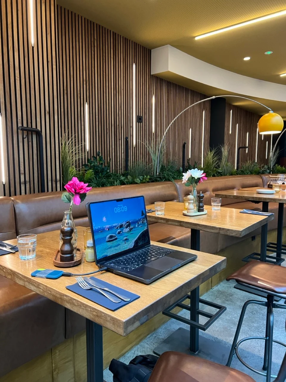 Ruhige Sitzecke mit Holzwand und Ledersitzbank in unserem Hotel in Rotterdam