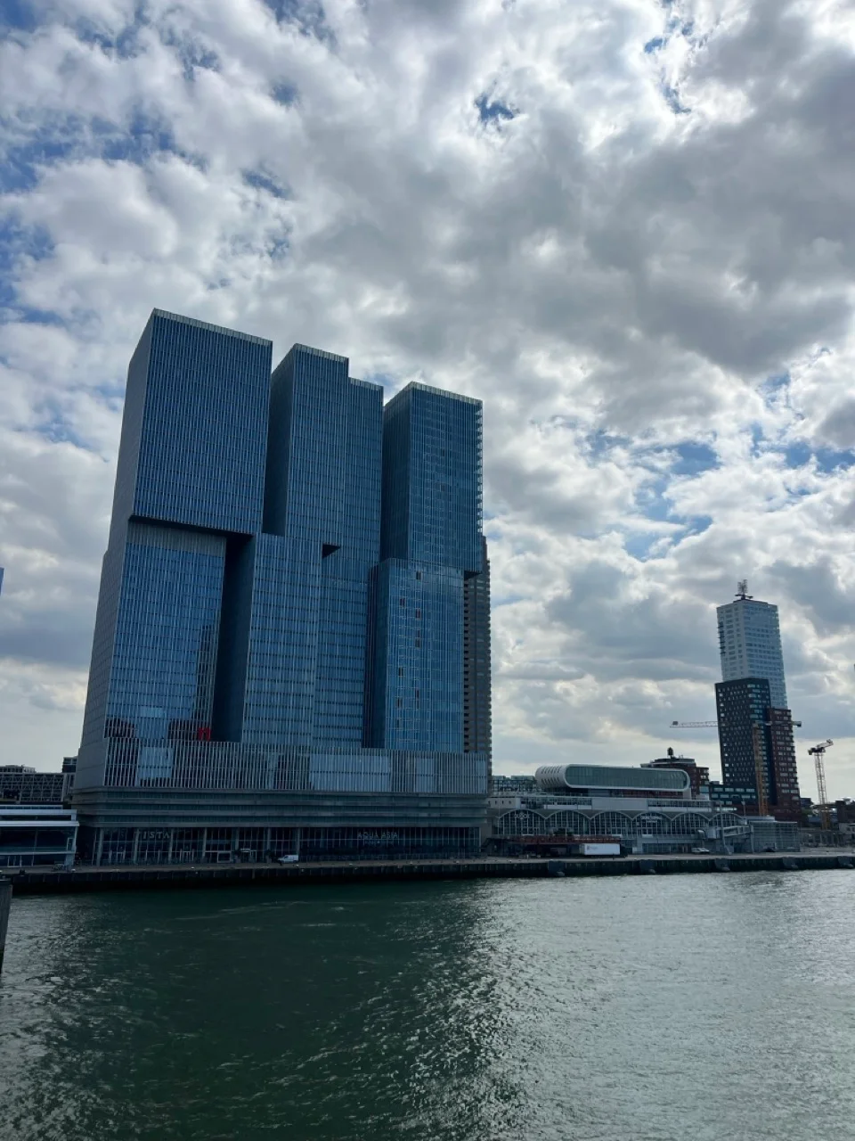 Das Hochhaus De Rotterdam am Wilhelminapier vom Wasser aus gesehen