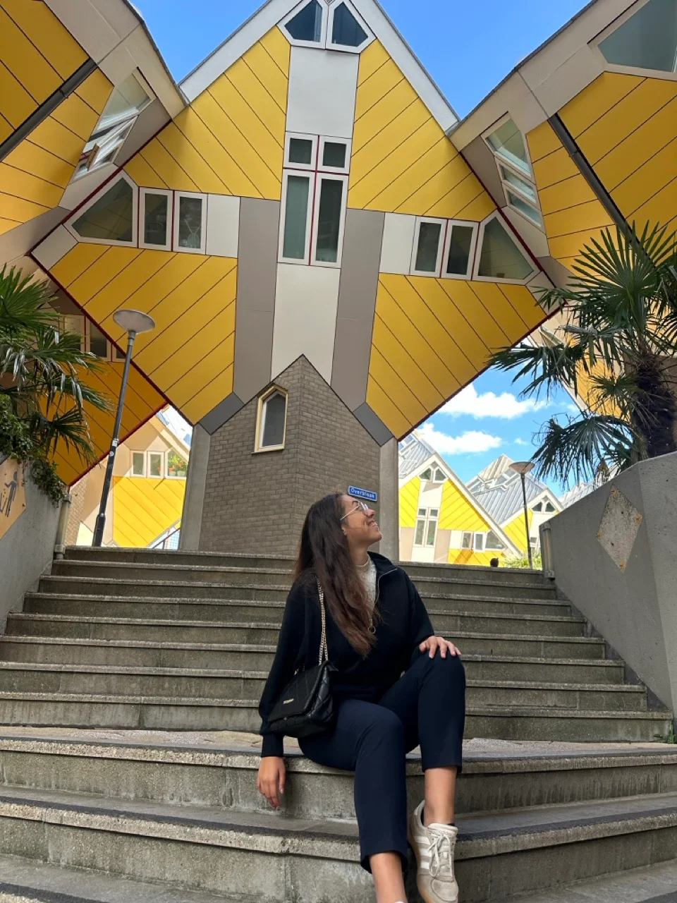 Clara auf der Treppe im Innenhof der Kubushäuser in Rotterdam