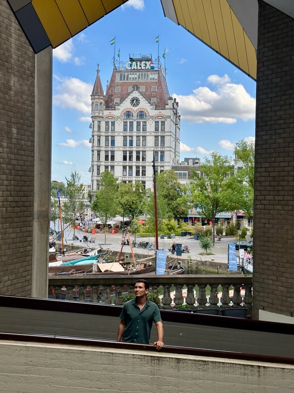 Historisches Gebäude am Oude Haven, gerahmt von den modernen Kubushäusern in Rotterdam