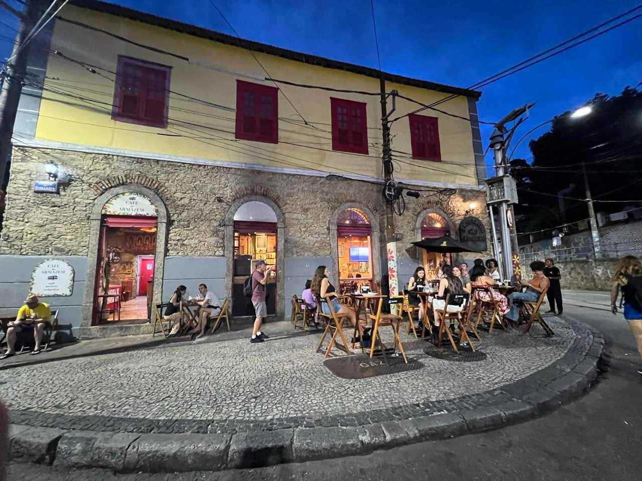 Abendliche Gasse mit Restaurants in Santa Teresa, Rio de Janeiro