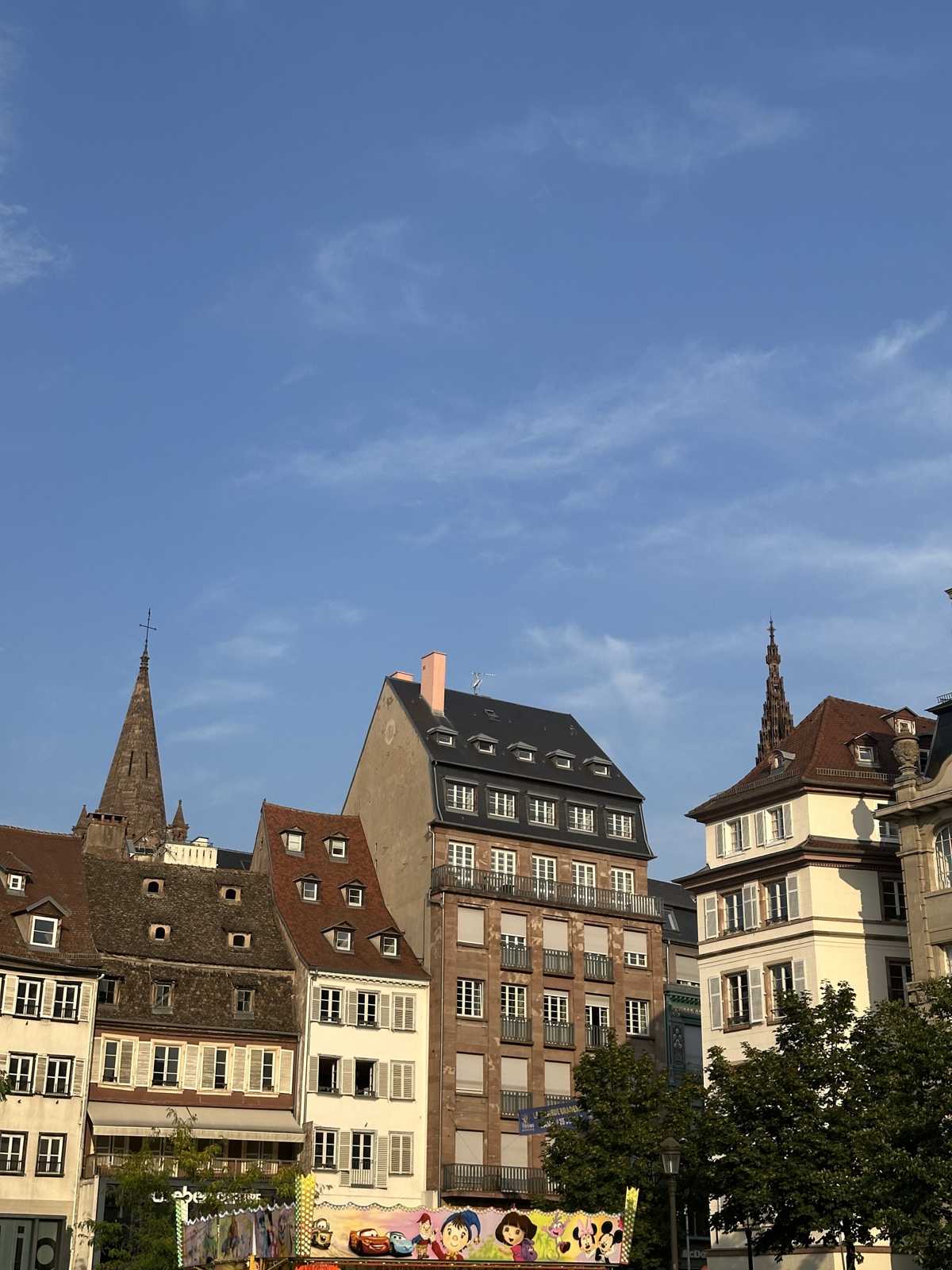 Altstadt-Häuser auf der Grande Île in Straßburg mit Kirchturm