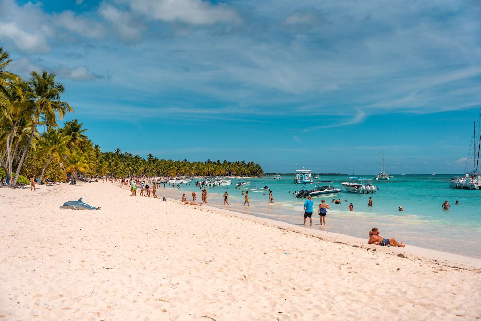 Ausflugsboote und Badegäste am Strand der Isla Saona