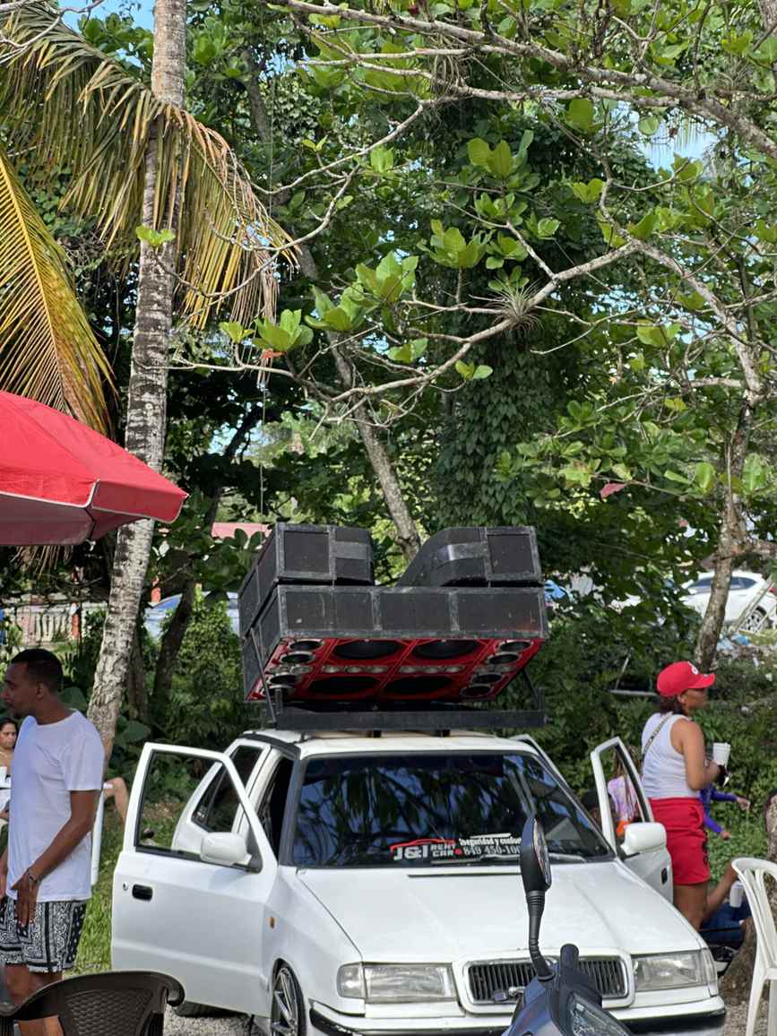 Auto mit großer Musikanlage auf dem Dach im Dorf El Limón auf Samaná
