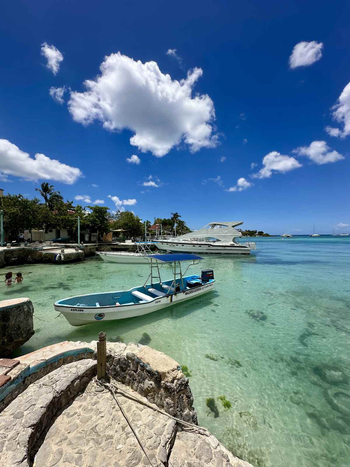 Boot am Steg im klaren Wasser vor Bayahibe, Dominikanische Republik