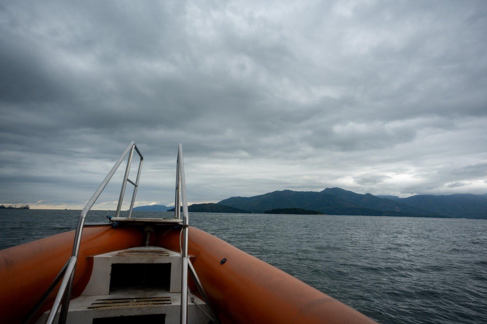 Bootsfahrt zur Ilha Grande in Brasilien mit Blick auf die Insel