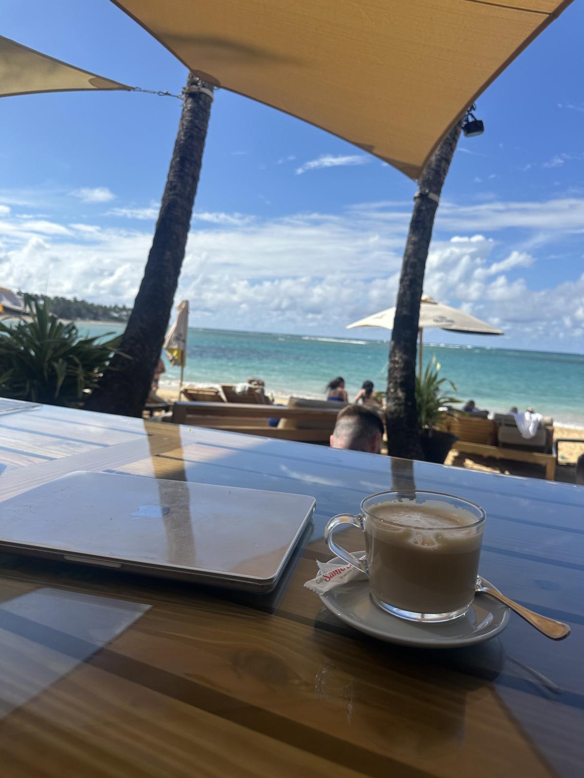 Cappuccino im Beachclub mit Blick aufs Meer in der Dominikanischen Republik