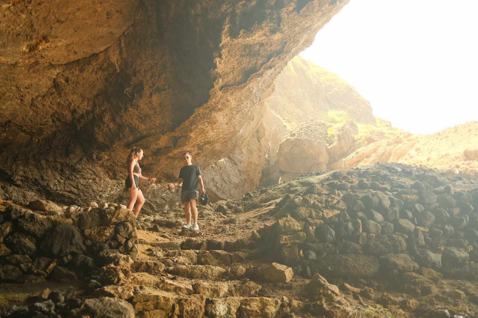 Clara und Jonathan in einer Felshöhle an der Küste von Green Island