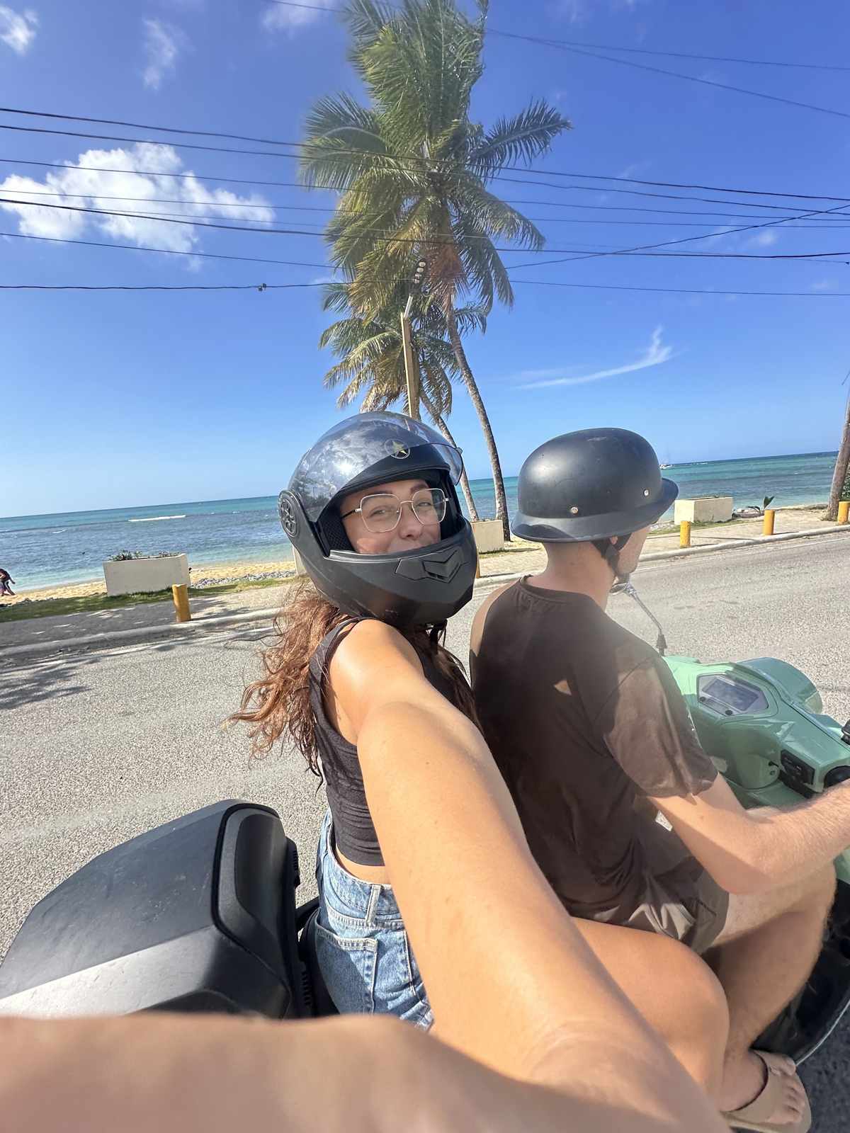Clara und Jonathan mit dem Mietroller auf der Küstenstraße von Las Terrenas