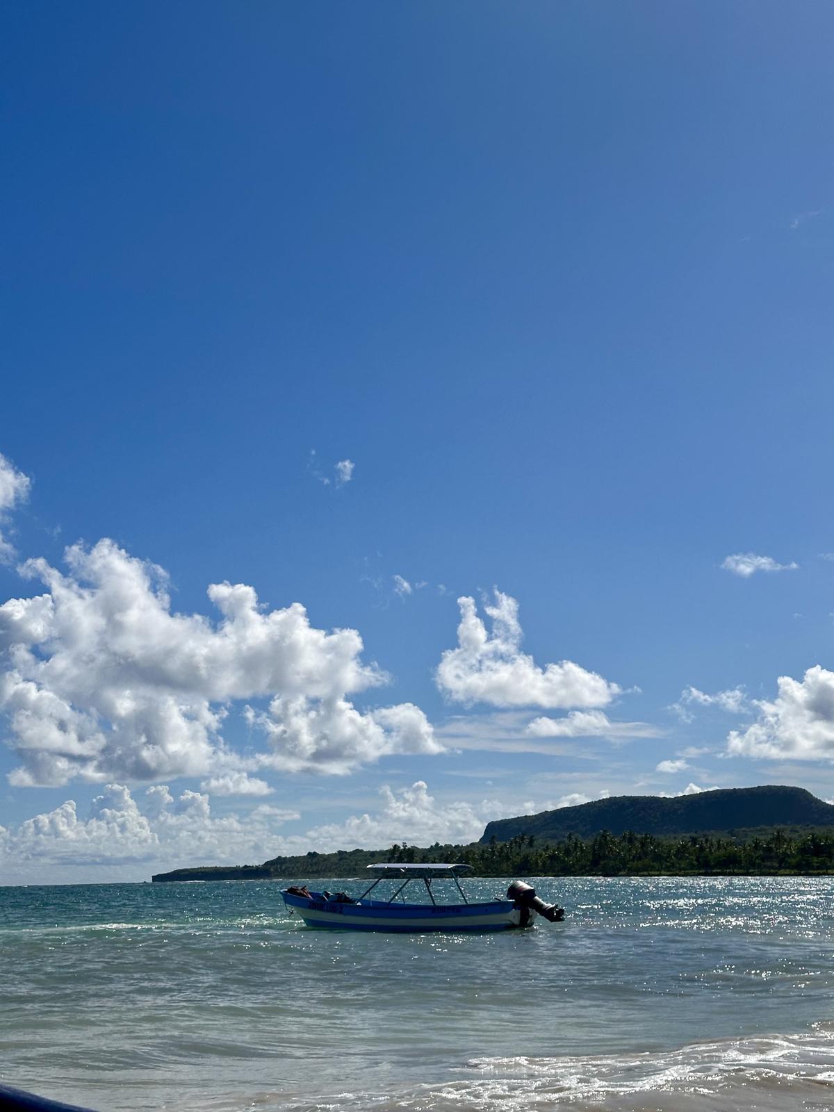 Der Ortsstrand von Las Galeras am Morgen mit türkisem Wasser