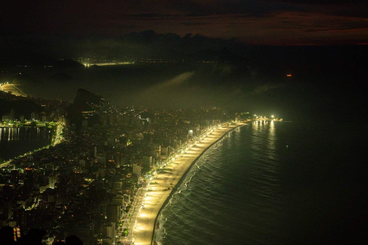 Die beleuchtete Copacabana-Bucht in Rio de Janeiro bei Nacht