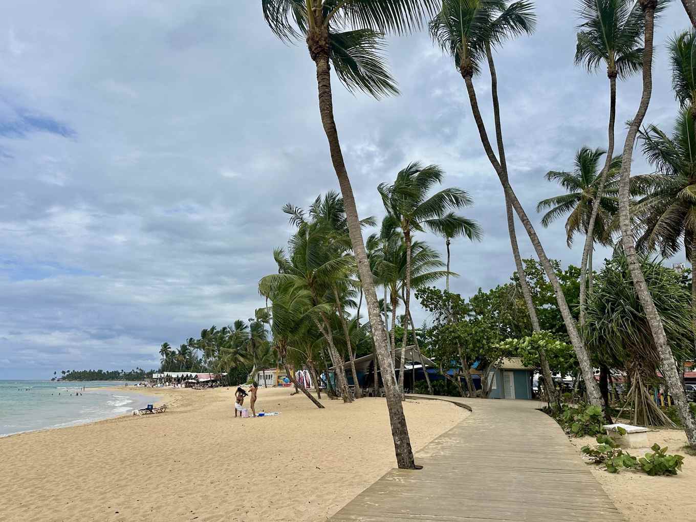 Dominikanische Republik Sicherheit: Palmenpromenade am Strand von Las Terrenas auf Samaná