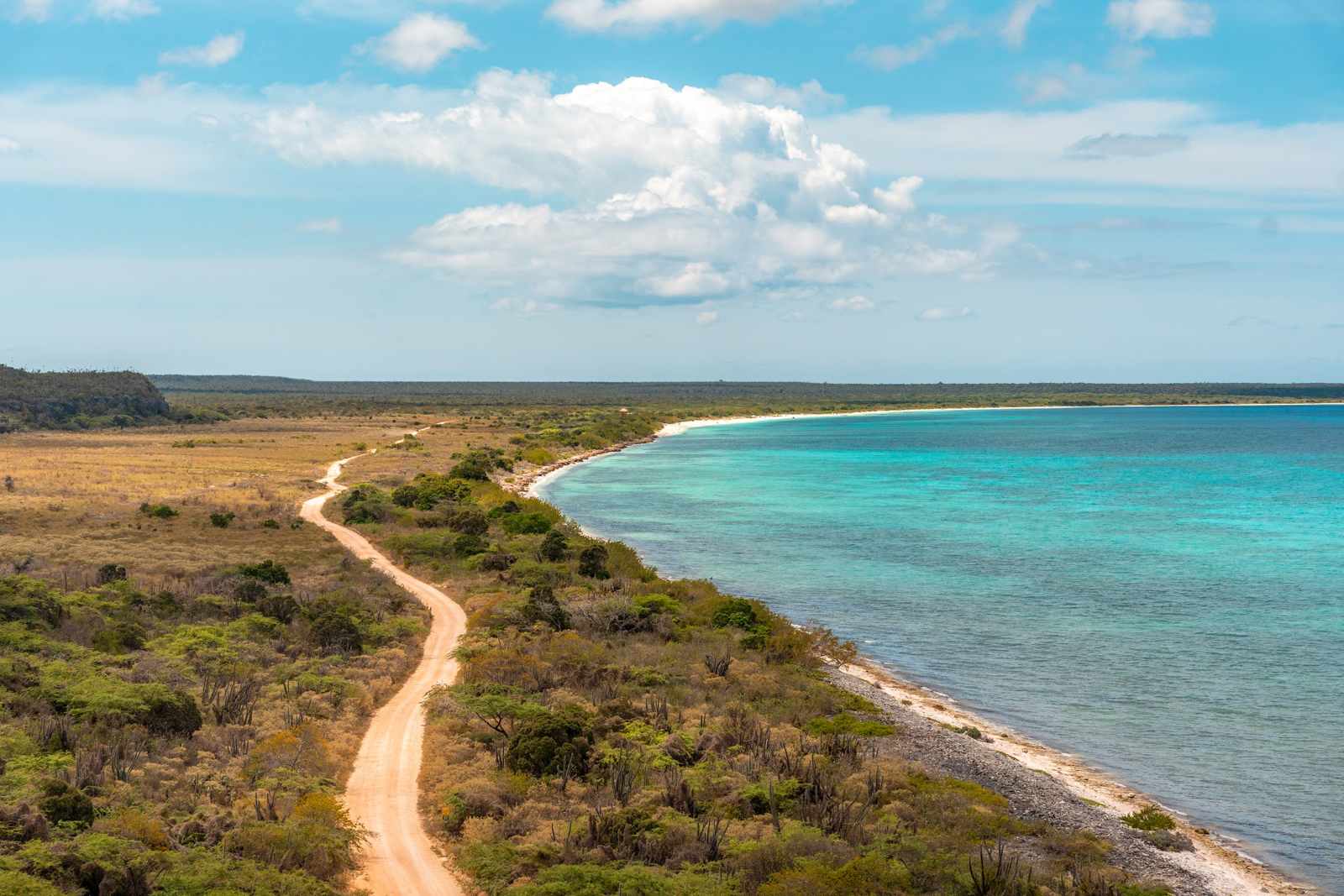 Dominikanische Republik Sicherheit: Sandweg entlang der Bahía de las Águilas