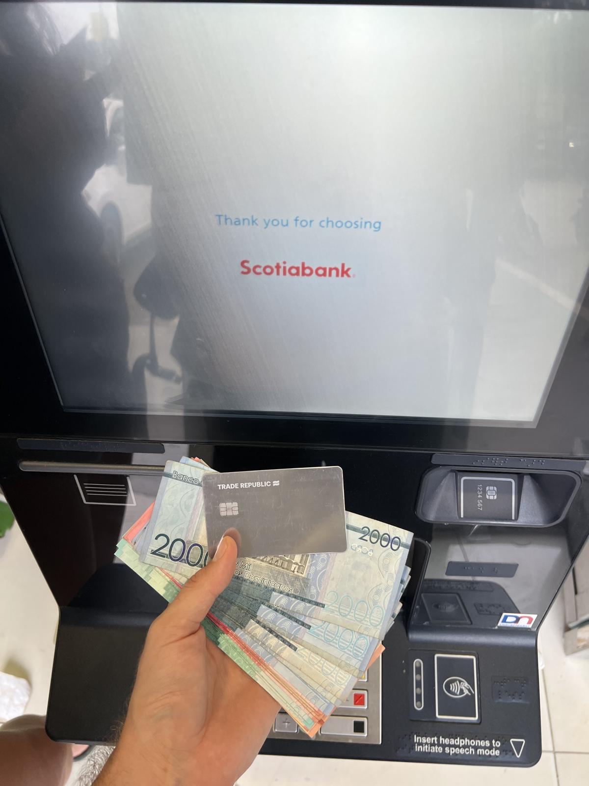 Dominikanische Republik Währung: 2.000-Peso-Scheine am Scotiabank-Automaten