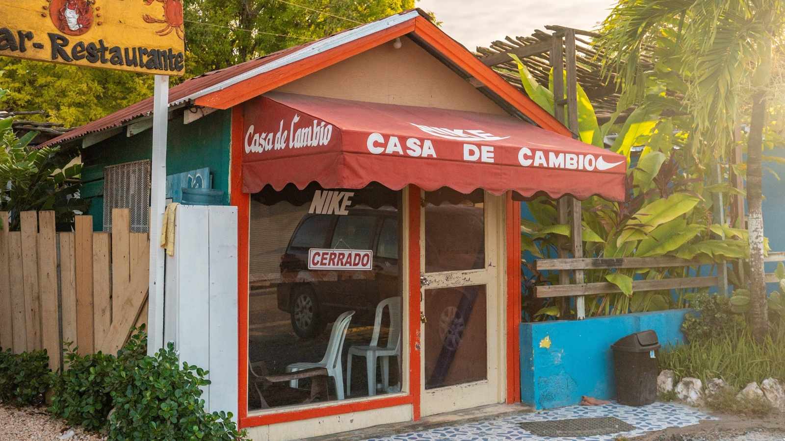 Dominikanische Republik Währung wechseln: Casa de Cambio mit rotem Vordach