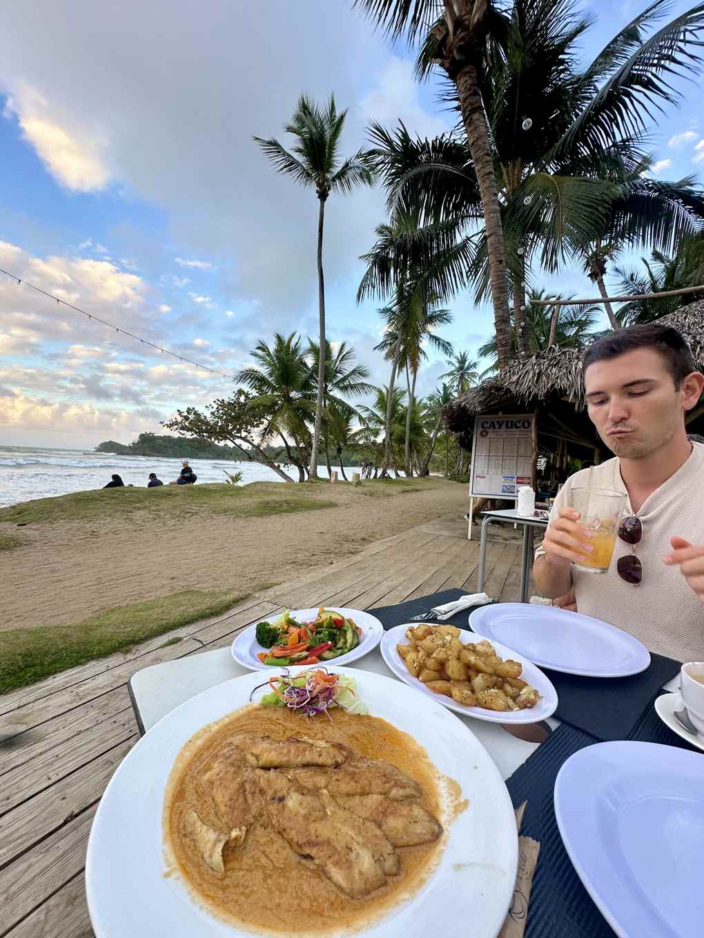 Fisch mit Gemüse und Kartoffeln in einem Strandrestaurant der Dominikanischen Republik
