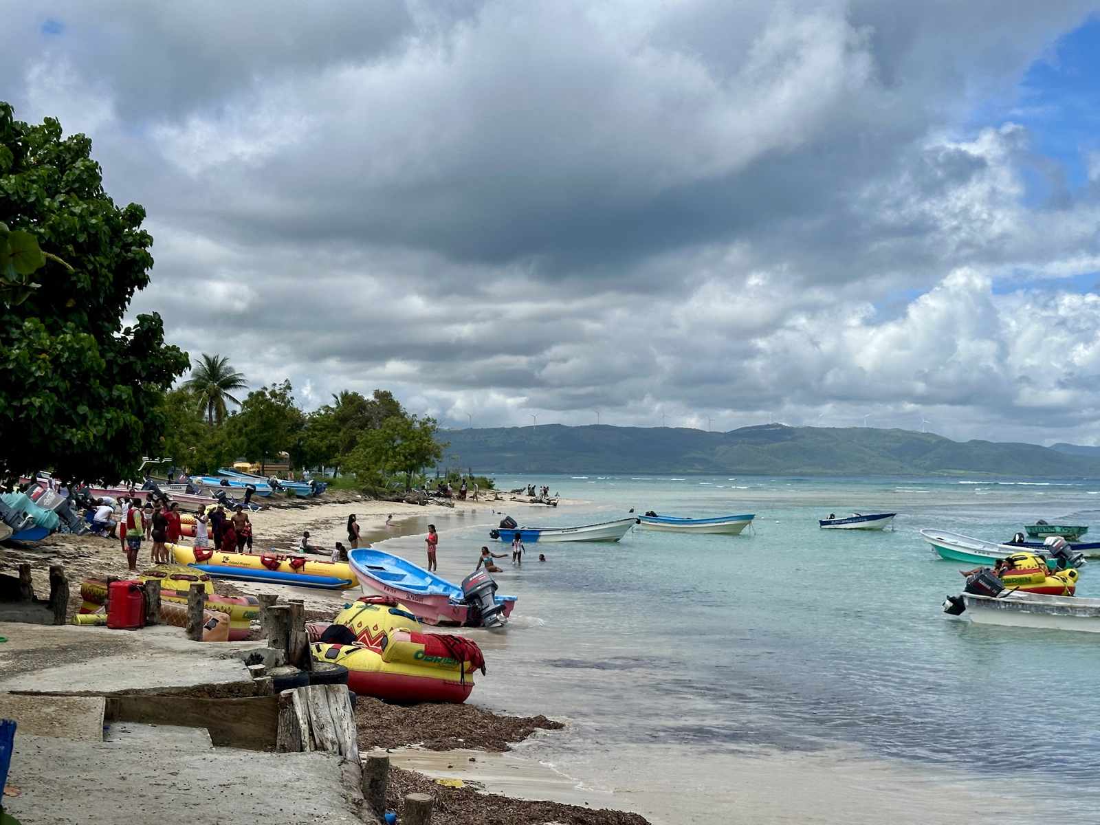 Fischerboote und Seegras am Strand von Punta Rucia
