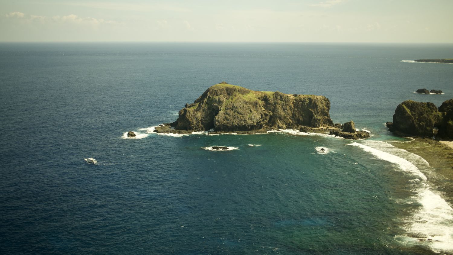 Green Island Taiwan: Felseninsel im tiefblauen Meer vor der Küste