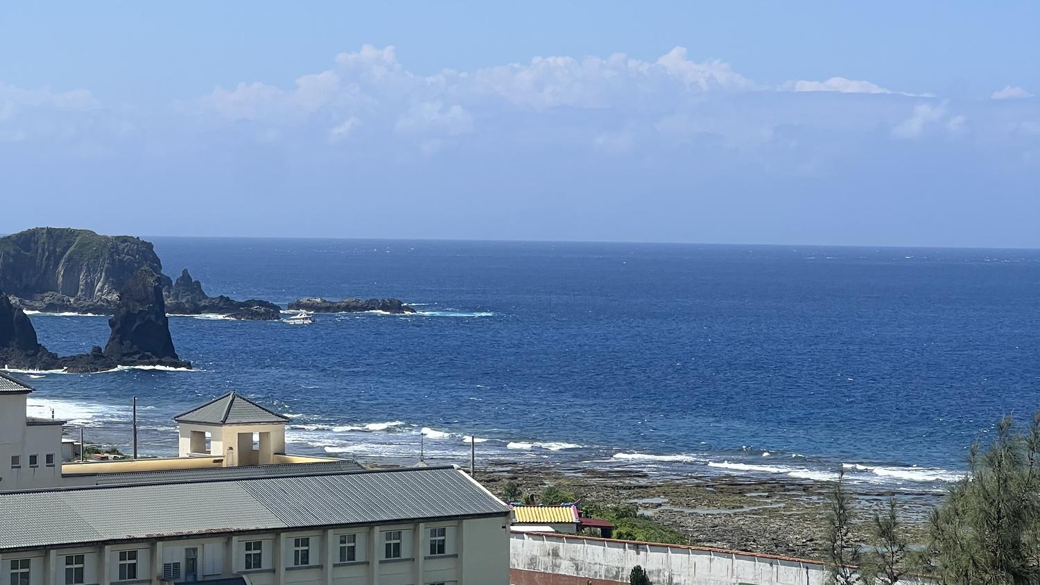 Green Island Taiwan: Küste mit Meer und weißen Gebäuden am Hang