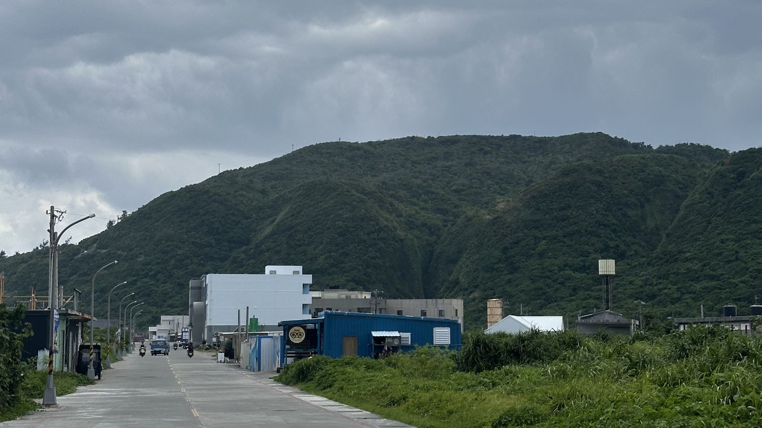 Straße auf Green Island Taiwan führt an einem grünen Berg entlang