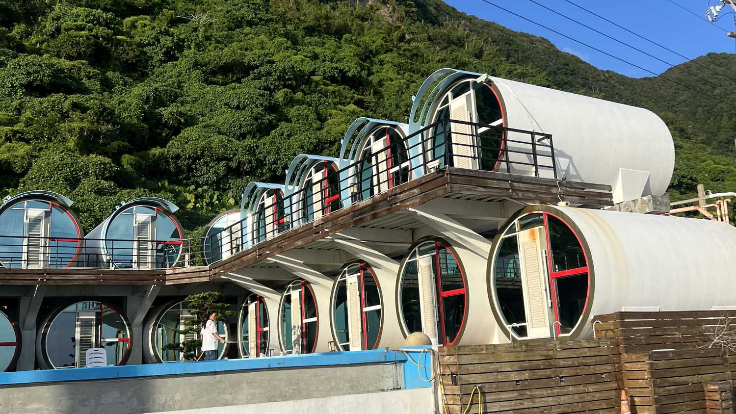 Green Island Taiwan: Unterkunft aus Betonröhren vor grünem Berg