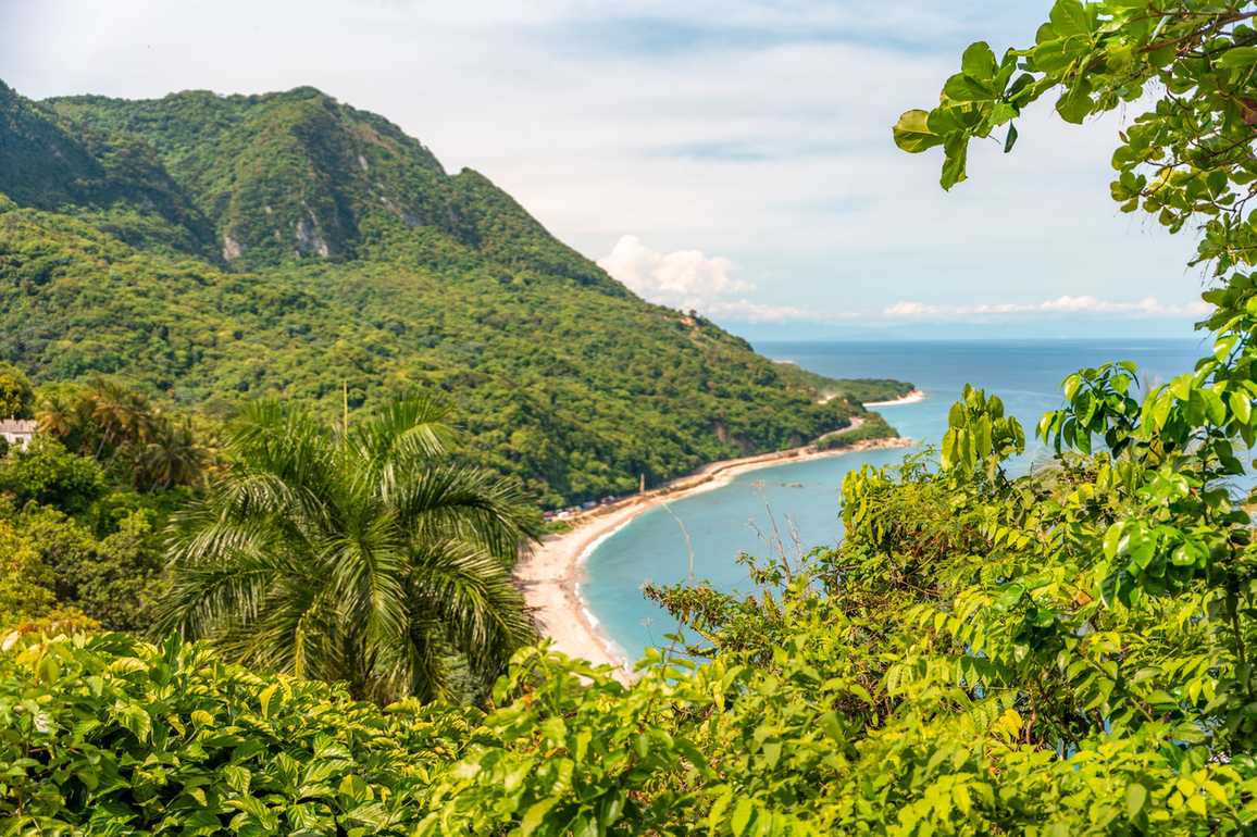 Grüne Berge und Bucht bei San Rafael an der Südwestküste