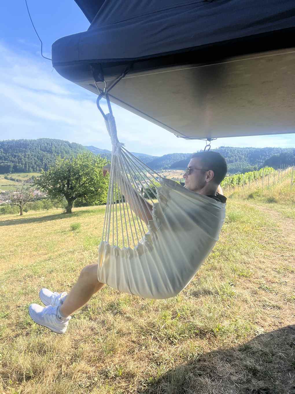 Hängesessel unter dem Dachzelt auf einem Weingut bei Aarau