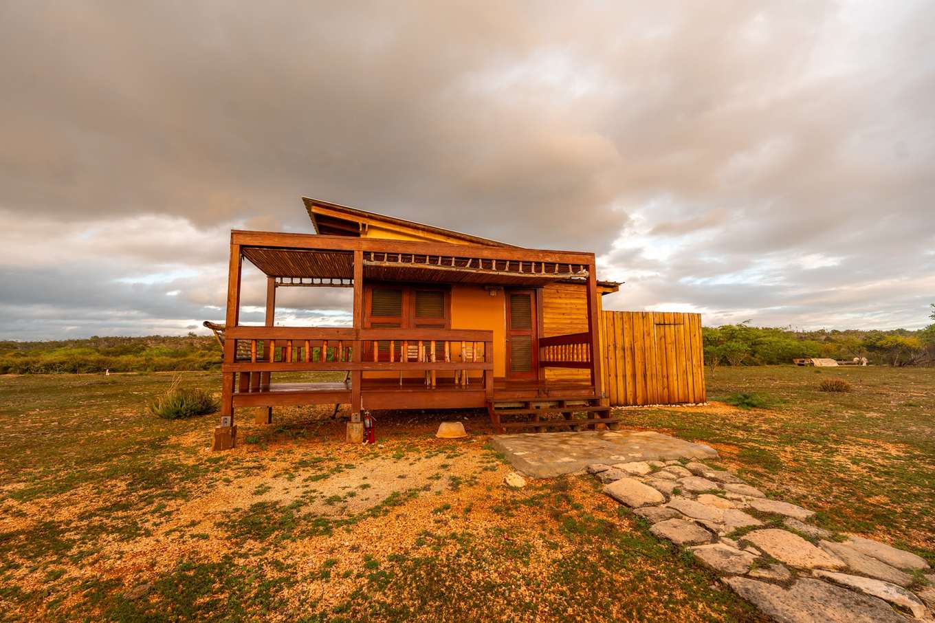 Holzhütte im Eco-Camp bei Cabo Rojo nahe der Bahía de las Águilas