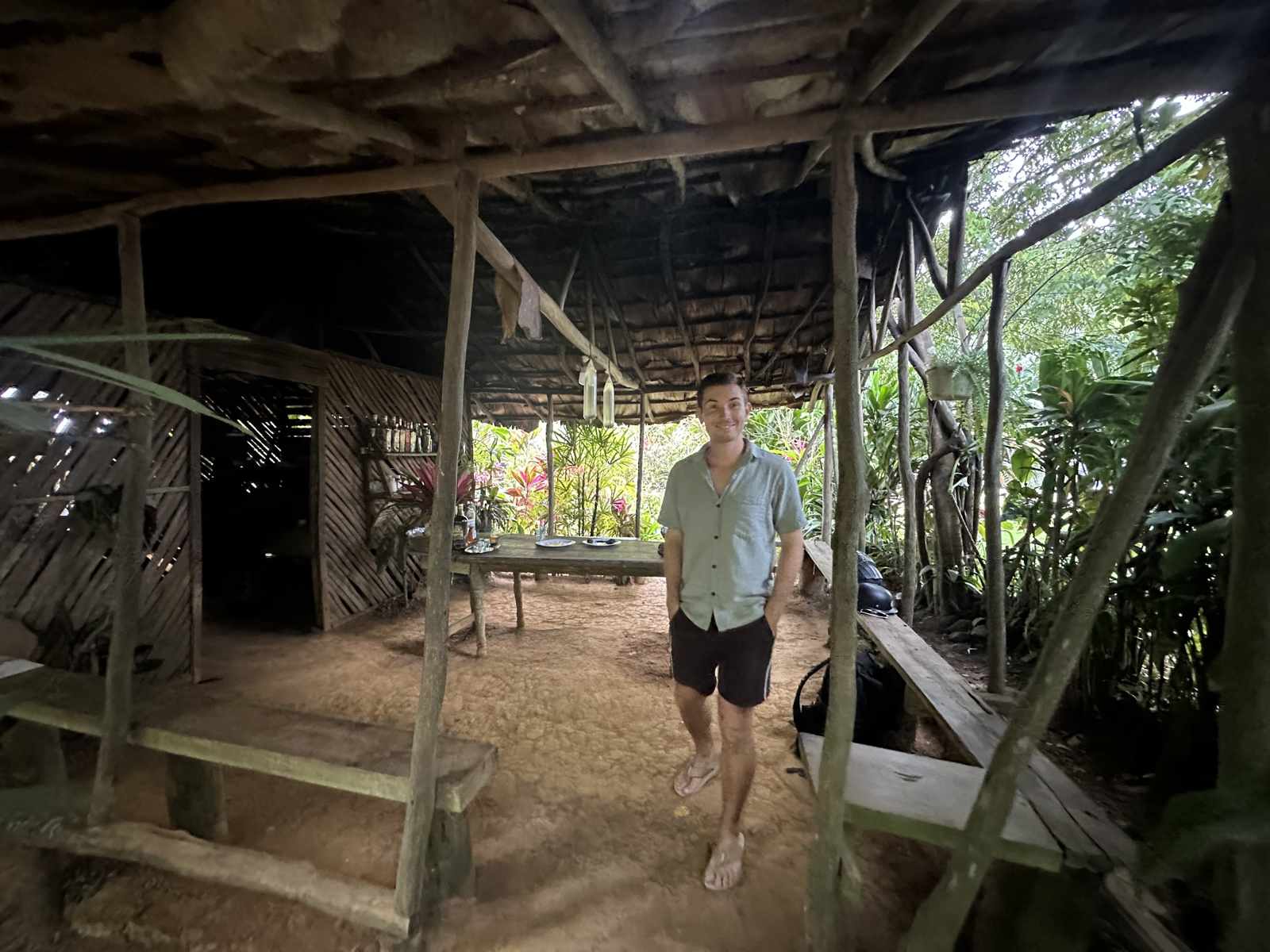 Holzunterstand im Garten der Doña Elena Coffee Farm auf Samaná