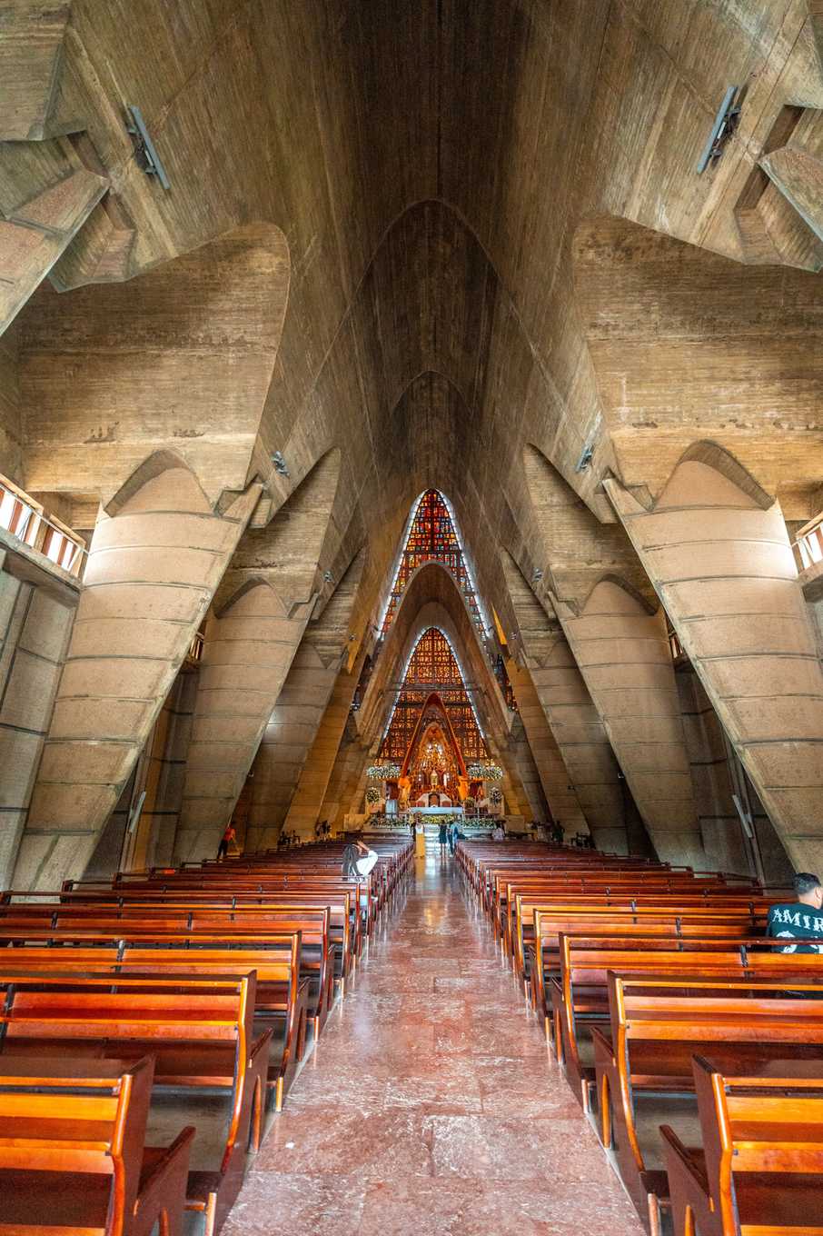 Innenraum der Basílica de Higüey mit Betonbögen