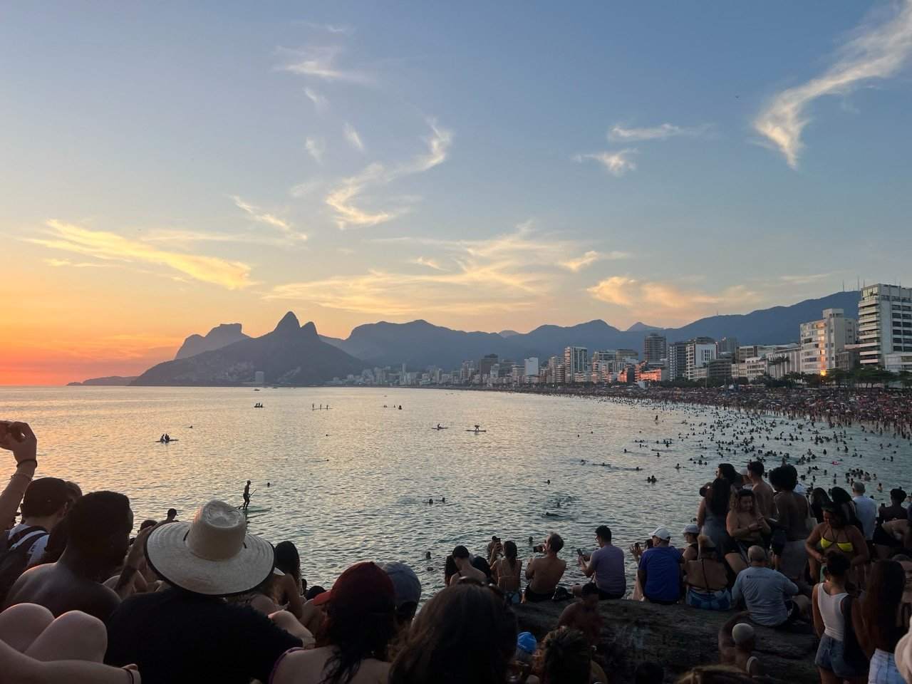 Ipanema Strand bei Sonnenuntergang mit Dois Irmãos in Rio de Janeiro, Brasilien