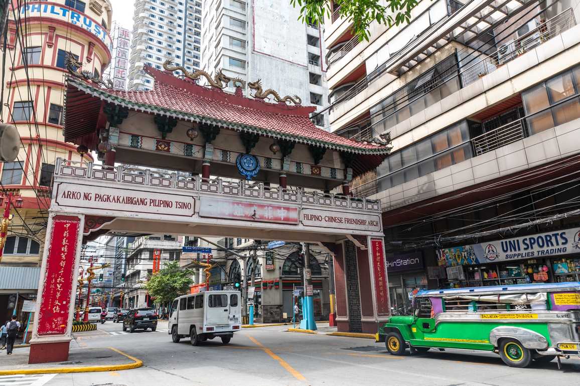 Jeepney vor dem Chinatown-Tor in Binondo, Manila