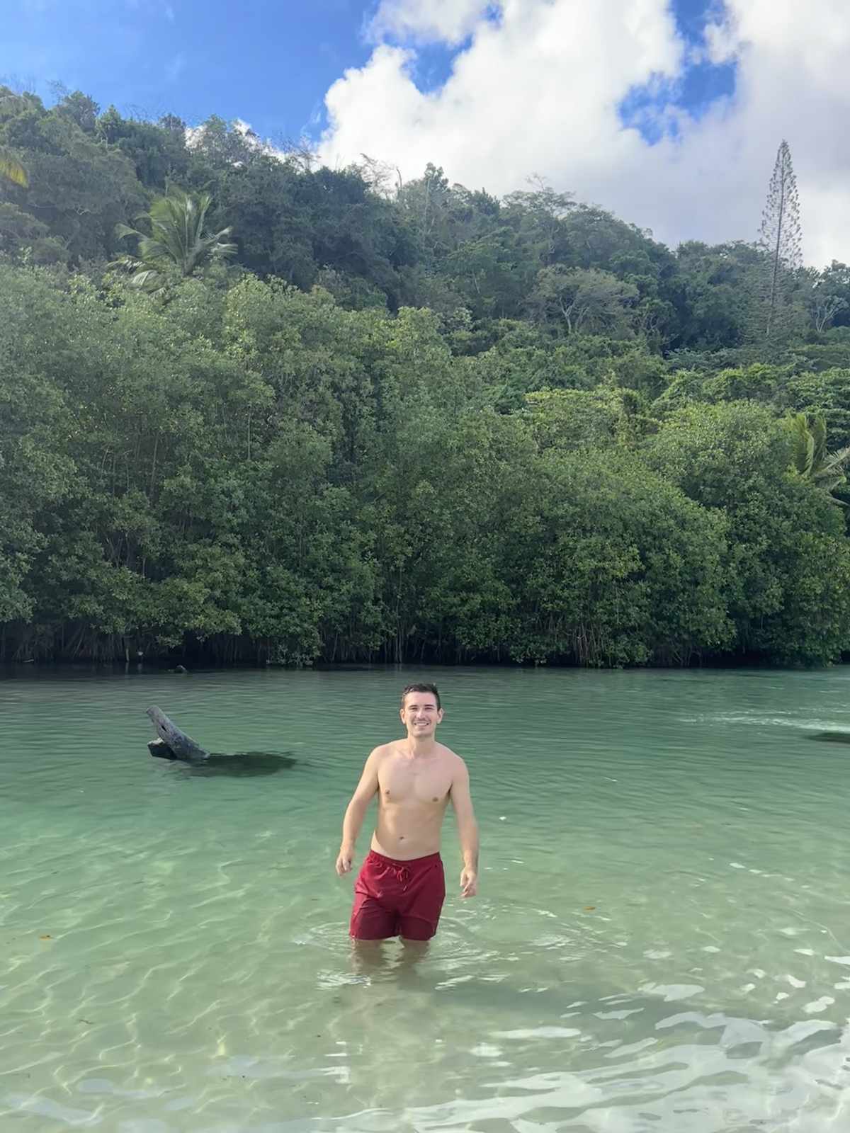 Jonathan badet im glasklaren Süßwasser des Caño Frío an der Playa Rincón